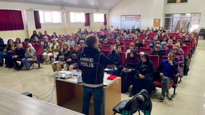 Afyon’da NarkoAnne Faaliyeti: 250 Vatandaşa Uyuşturucuyla Mücadele Eğitimi Afyonkarahisar’da düzenlenen NarkoAnne faaliyetinde 250 vatandaşa uyuşturucuyla mücadele, UYUMA ve