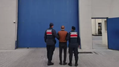 Afyonkarahisar İl Jandarma Komutanlığı tarafından gerçekleştirilen devriye faaliyetinde, aranan bir