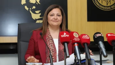 Saygı duruşu ve İstiklal Marşının okunmasıyla başlayan toplantının açılış konuşmasını