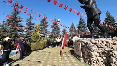 Afyonkarahisar’da 29 Ekim Cumhuriyet Bayramı kapsamında düzenlenen çelenk sunma töreni,