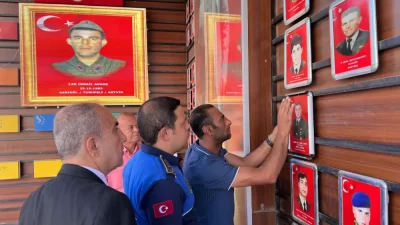   Dinar Cumhuriyet Meydanı’ndaki şehitlik köşesine, 11 Eylül tarihinde Zeytindalı