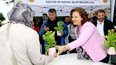 Belediye Başkanı Burcu Köksal, Anneler Günü dolayısıyla Zafer Meydanı’nda annelere