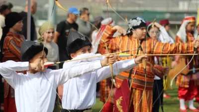 Afyonkarahisar’da düzenlenen Okul Sporları Geleneksel Türk Okçuluğu müsabakaları, atletizm pistinde
