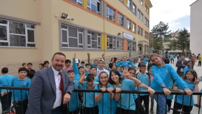 Sandıklı Belediye Başkanı Adnan Öztaş, ilçedeki okul önlerinde güvenliği artırmak