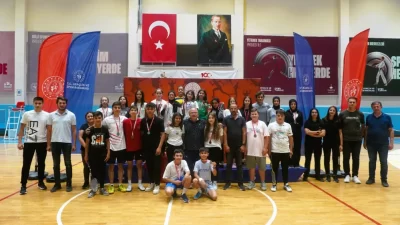 Afyonkarahisar’da Tınaztepe Spor Salonu, 15 Temmuz Şehitlerini Anma Badminton Turnuvası’na