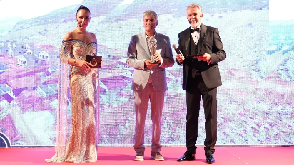 Başkan Erol’a ‘Yılın En Başarılı Sosyal Hizmet Belediyeciliği’ Ödülü
