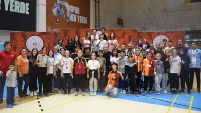 Kız Çocukları Haftası etkinlikleri çerçevesinde Tınaztepe Spor Salonu’nda gerçekleştirilen badminton