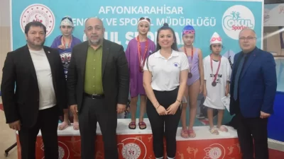 Afyonkarahisar Yarı Olimpik Yüzme Havuzunda gerçekleştirilen Okul Sporları Minikler ve