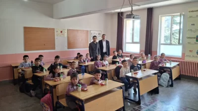 İlk ders zilinin çalmasıyla birlikte okula gelen Başkan Özdemir, hem