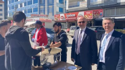 Cuma Namazı Sonrası Geleneksel İkramAfyonkarahisar İl Müftülüğü’nün koordinesinde Erenler Mahallesi’nde