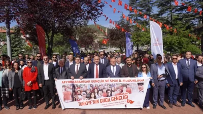 Afyonkarahisar’da Gençlik Haftası, Kocatepe Anıtı’na çelenk sunma töreni ile başladı. 