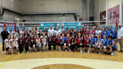 Tınaztepe Spor Salonu’nda gerçekleştirilen ve Okul Sporları faaliyet programında yer