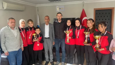 Sülümenli Kasabası İsmet Attila Ortaokulu’nda okuyan sporcular, Sülümenli Belediye Başkanı
