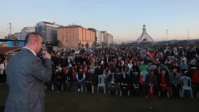 Üniversite gençliğinin yoğun katılım sağladığı programda renkli sahneler yaşandı.  AK