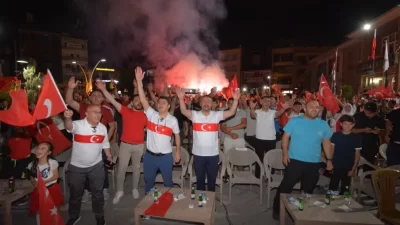 Sandıklı Belediyesi’nin düzenlediği dev ekranda maç izleme etkinliğinde binlerce vatandaş,