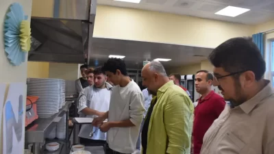 Afyonkarahisar Gençlik ve Spor İl Müdürü İsmail Hakkı Kasapoğlu, gençlerle