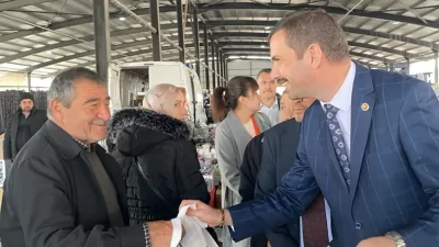 Yağcı, Fatih Semt Pazarı’nda esnaf ve vatandaşlarla buluştu.  Kendisine eşlik