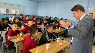 Etkinlikte Öğrenciyle BuluşmaSandıklı Kaymakamı Sayın Önder Çengel, “Bir Kepçe Çorba