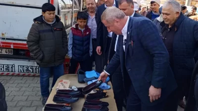 Karacaören Pazar yerini gezerken tezgâhta kara lastik ayakkabıları gören Milletvekili