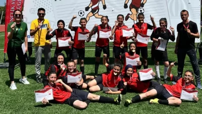 Taşoluk Fatih Ortaokulu’nun yıldız kız futbol takımı, Türkiye finallerine yükselerek