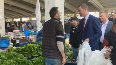Yerel seçimler öncesinde Alper Yağcı, Afyonkarahisar’ın Sahipata mahallesindeki semt pazarını