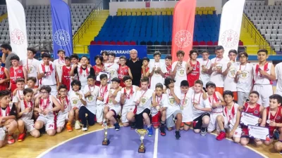 Veysel Eroğlu Spor Salonu’nda düzenlenen U-12 basketbol kulüp müsabakaları, heyecan