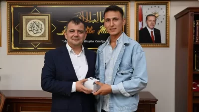 Ziyaret sırasında Halil Çeliker, Emirdağ Belediyesi Gençlik Merkezi’nde aldığı eğitim
