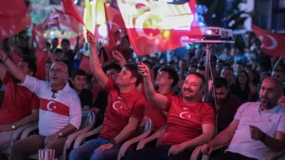 Sandıklı’da 15 Temmuz Demokrasi Meydanı’nda dev ekranda yayınlanan Türkiye-Çekya Avrupa