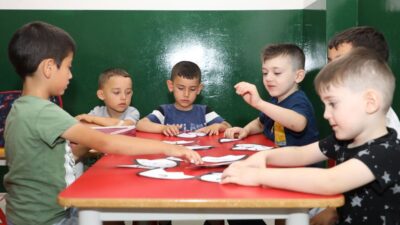 Afyonkarahisar Belediyesi, şehrin farklı mahallelerinde kurduğu Bilgi Evleri ile çocuklara