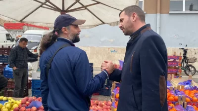 Mahalle sakinleriyle sohbet eden ve Mecidiye’nin sıkıntılarına eğilen Yağcı, yöre